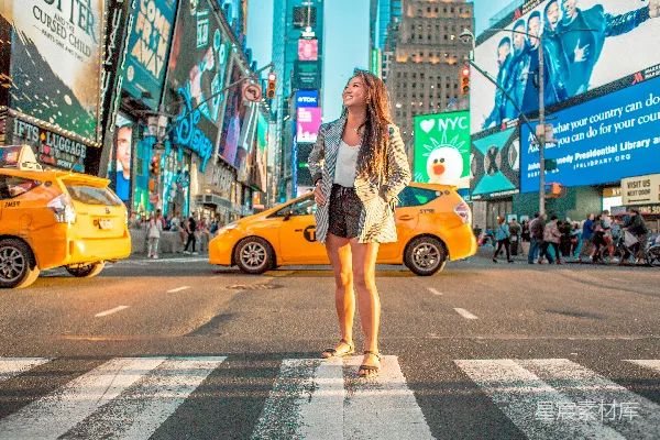 高清摄影 女人站在人行道上