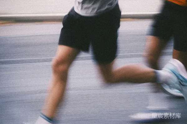 高清摄影 赛跑者在比赛中模糊移动