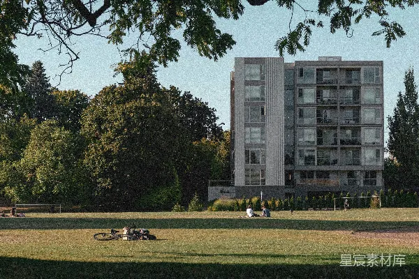高清摄影 灰色的建筑物在灰色的天空下