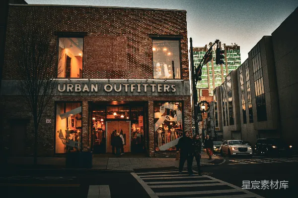 高清摄影 几个人正站在一栋建筑物前面。