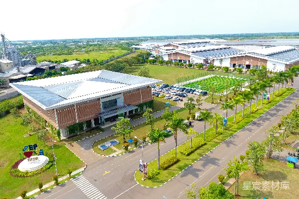 高清摄影 一座建筑及其停车场的空中俯瞰图