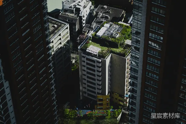 高清摄影 一个城市的空中俯瞰图，可以看到高耸的建筑。