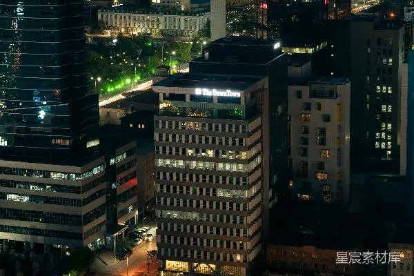 高清摄影 夜晚从一栋高楼顶部俯瞰城市景色