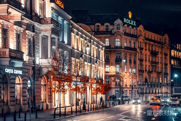 高清摄影 夜晚的城市街道，车辆在上面行驶。