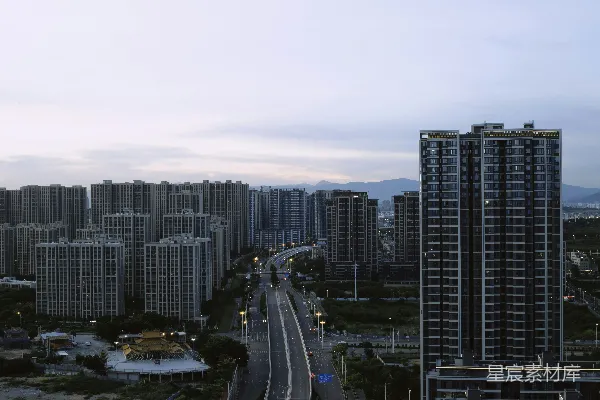 高清摄影 一座城市的景象，高耸的建筑林立其间。