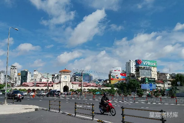 高清摄影 一个骑摩托车的人在城市街道上行驶