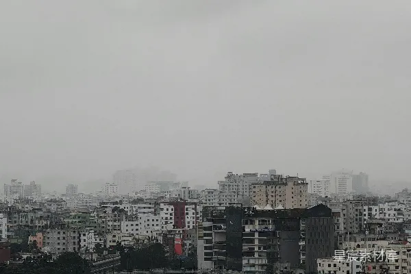 高清摄影 城市景象笼罩在雾中，天空阴沉。