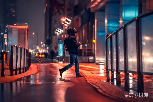 高清摄影 一个人在夜晚沿着街道行走