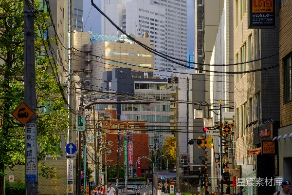 高清摄影 一条城市街道，背景中有高楼大厦。