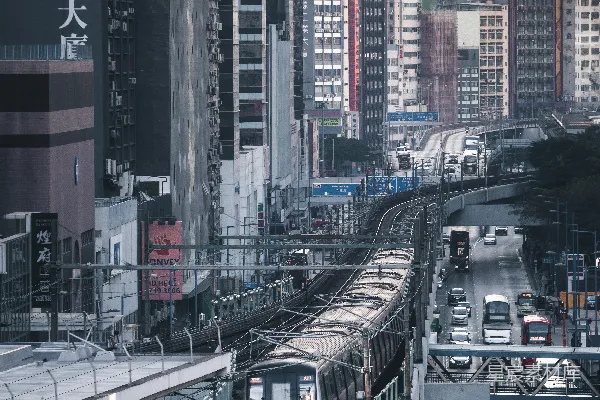 高清摄影 白天的铁路轨道上有黑白相间的火车。