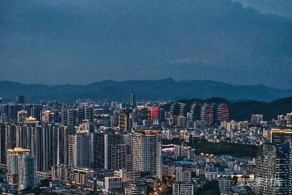 高清摄影 一个大城市，背景是高楼和山脉。