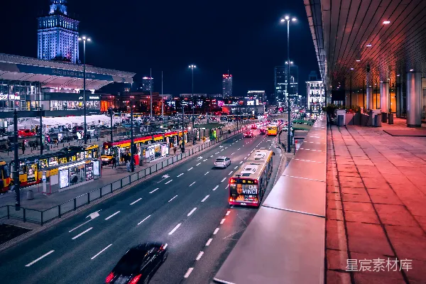 高清摄影 一条夜晚的城市街道，车流繁忙。