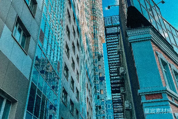 高清摄影 几栋高大的建筑物并排矗立。