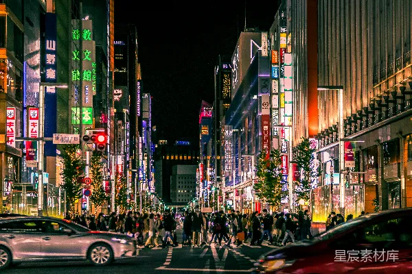 高清摄影 人们在夜间走在街上