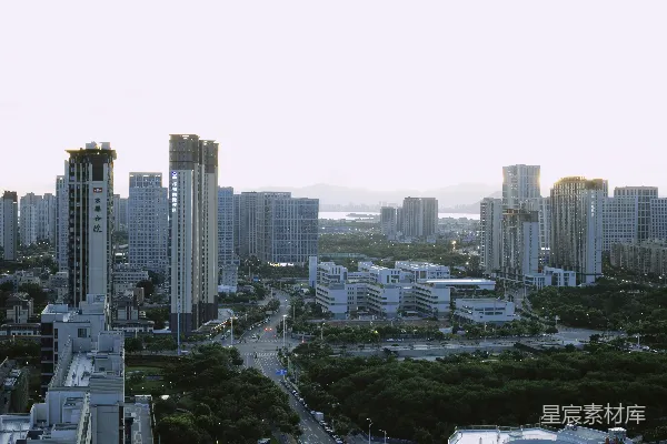 高清摄影 一个城市的俯瞰图，可以看到高大的建筑物。