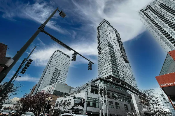 高清摄影 白天，蓝天下的一座黑白相间的混凝土建筑。