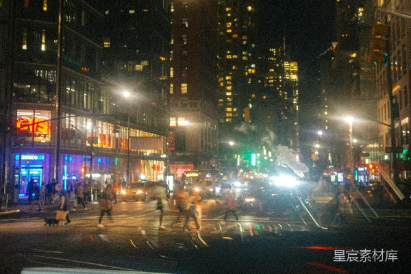高清摄影 夜晚模糊的城市街道，带有光迹。