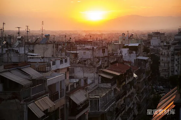 高清摄影 夕阳正洒落在一座高楼林立的城市上。