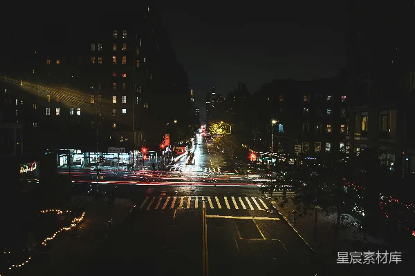 高清摄影 一个夜晚的街道，有红绿灯。