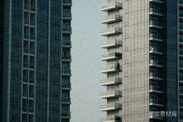 高清摄影 两座摩天大楼并排矗立在蓝天之下。