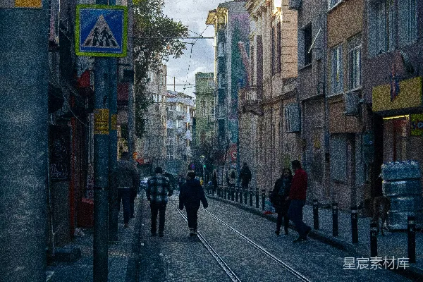 高清摄影 一群人沿着街道行走，街道两旁是高楼大厦。