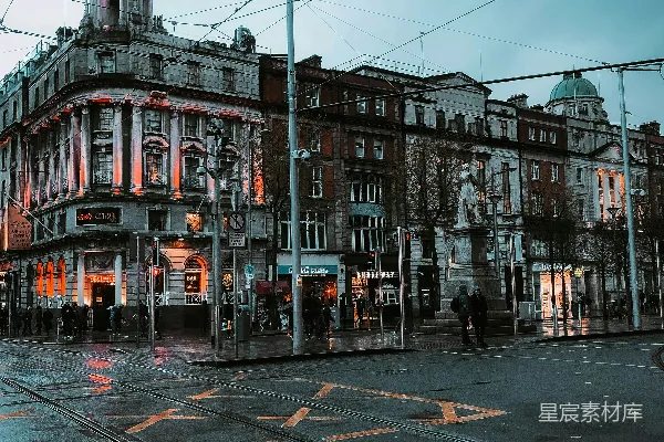 高清摄影 白天，在棕色混凝土建筑附近的人行道上行走的人们。