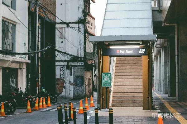 高清摄影 一条城市街道，有橙色的交通锥和一个公交车站