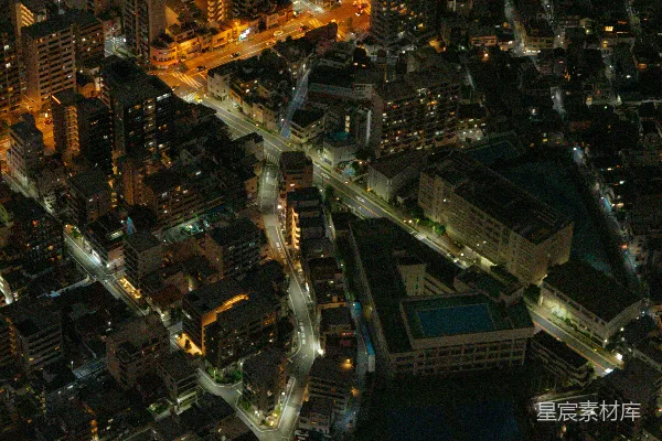 高清摄影 夜幕下的城市航拍图，建筑物灯光璀璨。