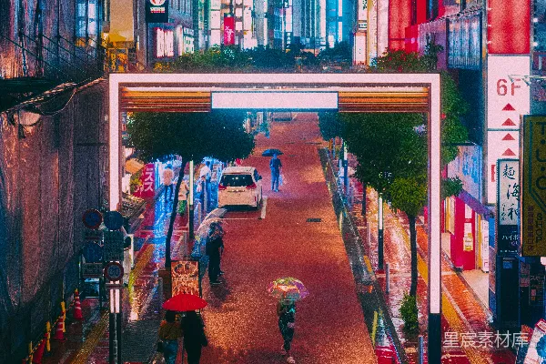 高清摄影 繁忙的街道上有行人和车辆。