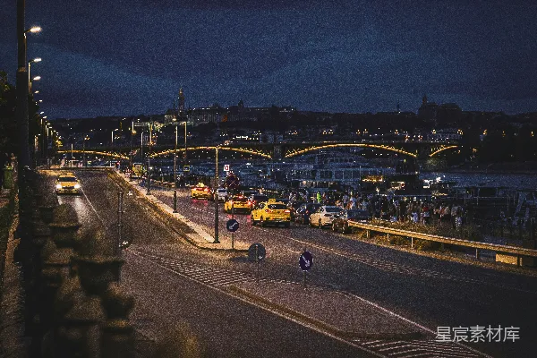 高清摄影 夜晚的城市景象，灯光闪烁。