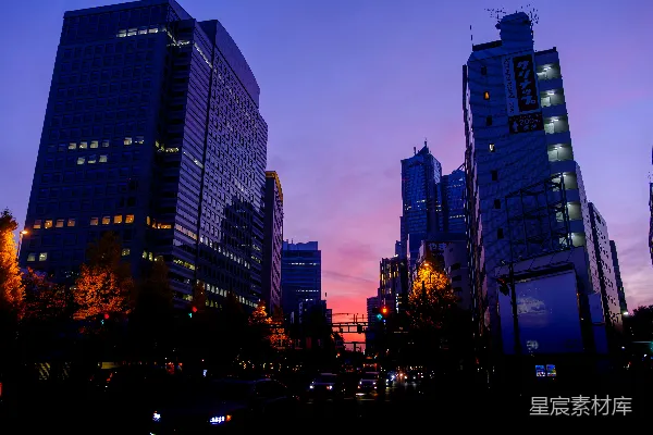 高清摄影 黄昏时分的城市景象，高楼林立。