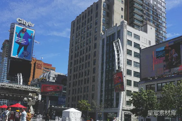 高清摄影 一群人正在城市中行走。