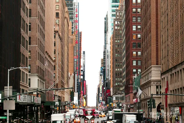高清摄影 在高层建筑附近的路上有一辆车。