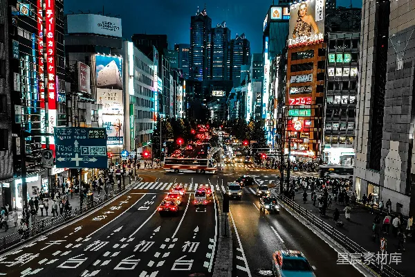高清摄影 夜晚高楼之间的道路上行驶的汽车