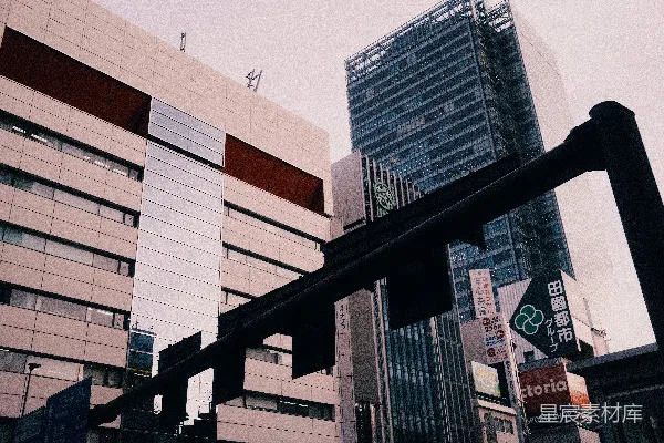 高清摄影 摩天大楼和红绿灯是主要主题。