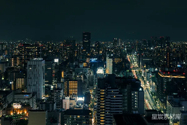 高清摄影 夜晚充满活力的城市景观，建筑物和街道灯火通明。
