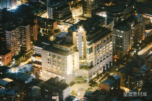 高清摄影 灯火辉煌的夜景，高大的建筑物林立。