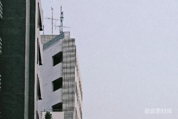 高清摄影 女人在一座桥上行走，背景是城市建筑。