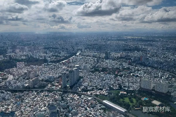 高清摄影 一幅城市俯瞰图，河流贯穿其中。