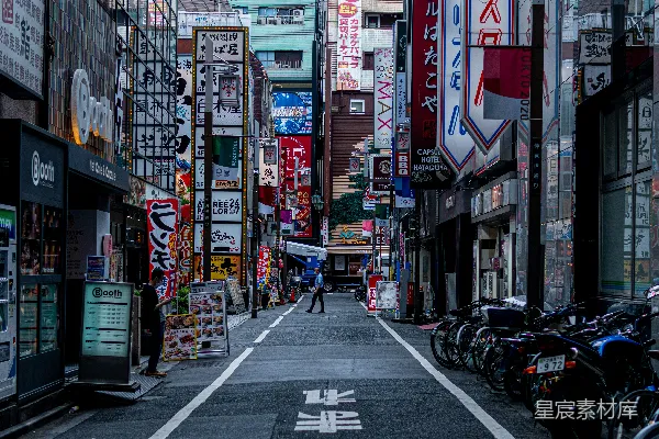 高清摄影 白天在人行道上行走的人们