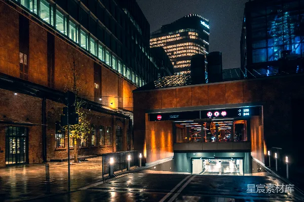 高清摄影 夜晚的城市街道，建筑物灯火通明。