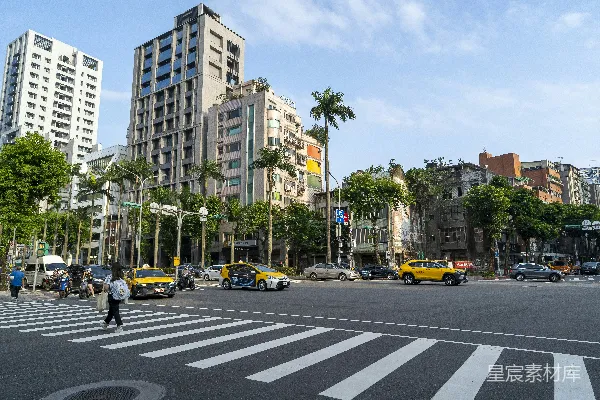 高清摄影 城市街道，建筑物和黄色出租车