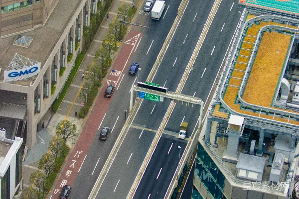 高清摄影 一座城市的街道全景，车辆在行驶。