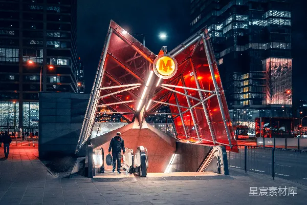 高清摄影 一群人站在一个红色建筑前。