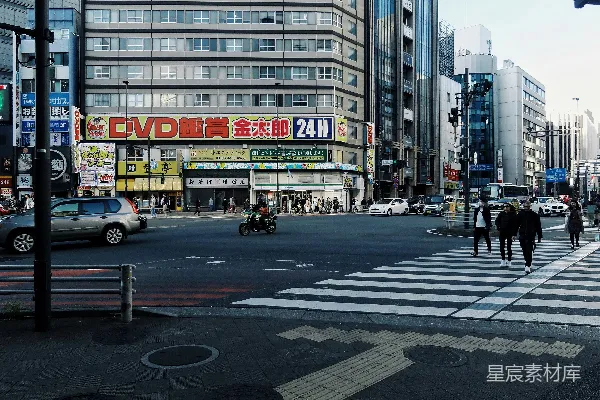 高清摄影 人们在建筑物之间过马路