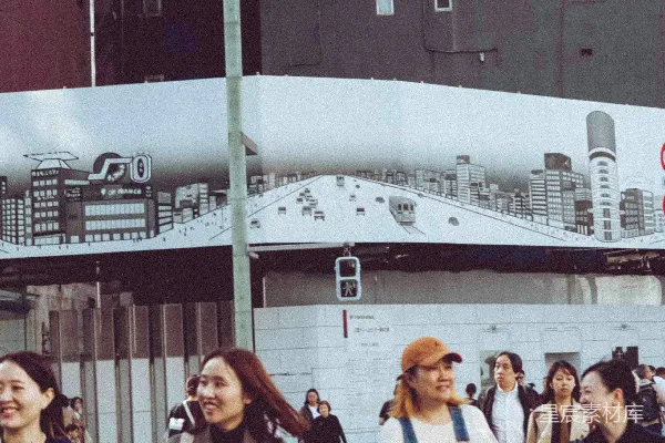 高清摄影 一群人沿着高楼林立的街道行走。