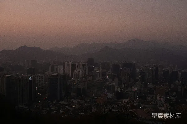 高清摄影 一座城市的景色，背景是山脉。