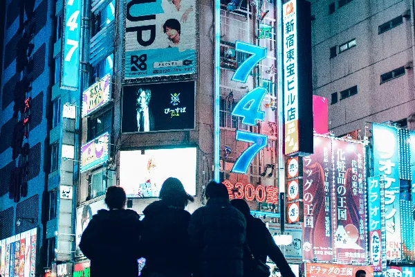 高清摄影 人们在夜间走在街上