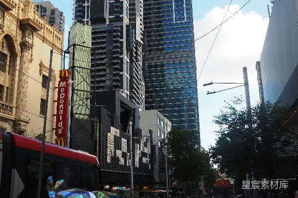 高清摄影 街道上的一个场景，街道中央有一件雕塑作品。