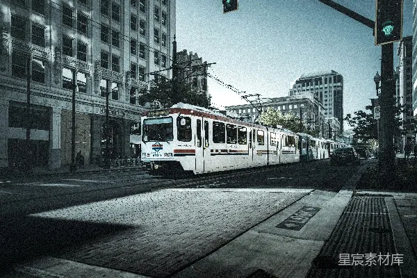高清摄影 白天道路上的红白相间的有轨电车